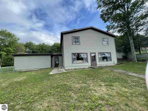 939 Hillcrest Dr, Boon, MI 49618 photo 2