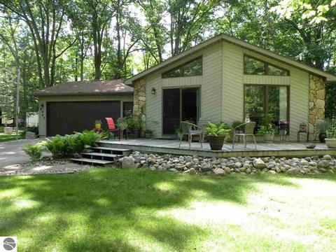 4697 Canniche Ct, Gladwin, MI 48624 photo 2