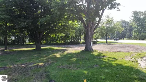 102 Iroquois St, Elk Rapids, MI 49629