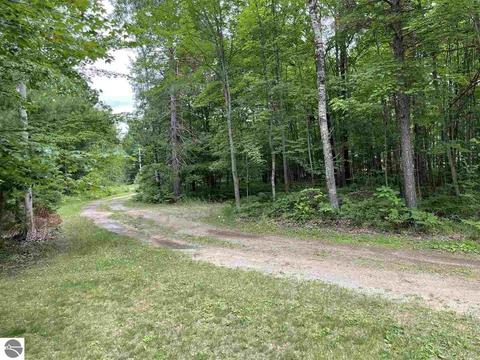 1198 E Pointe Dr, Beaverton, MI 48612 photo 2