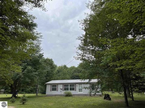 1198 E Pointe Dr, Beaverton, MI 48612 photo 1