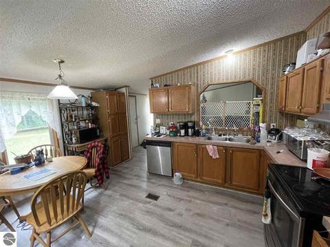 1198 E Pointe Dr, Beaverton, MI 48612 photo 16