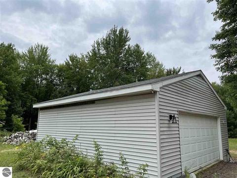 1198 E Pointe Dr, Beaverton, MI 48612 photo 10