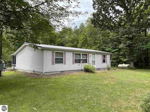 1198 E Pointe Dr, Beaverton, MI 48612 photo 3