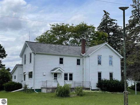 5015 E Dover Rd, Clare, MI 48617 photo 2