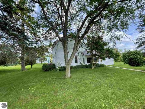 5015 E Dover Rd, Clare, MI 48617 photo 1