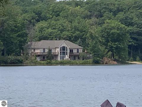 2405 Springwood Dr, Harrison, MI 48625 photo 1