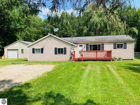 8867 E Remus Rd, Mount Pleasant, MI 48858 photo 1