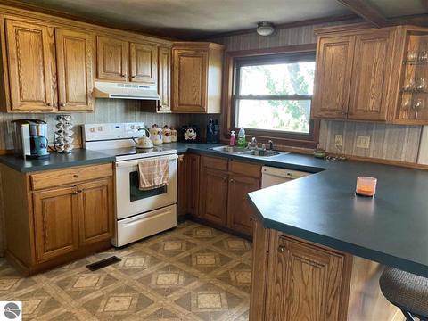10495 E Pleasant Valley Rd, Shepherd, MI 48883 photo 4