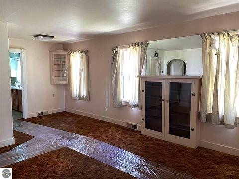 114 E Orchard Ave, Shepherd, MI 48883 photo 4