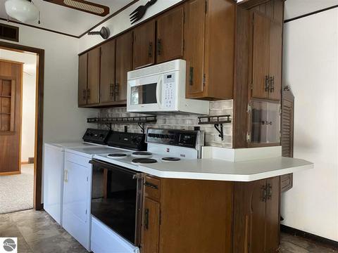 317 N 3rd St, Shepherd, MI 48883 photo 4
