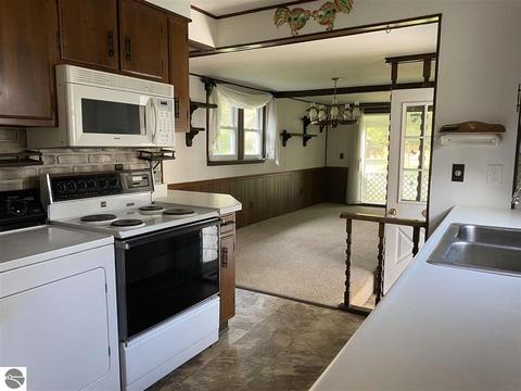 317 N 3rd St, Shepherd, MI 48883 photo 2