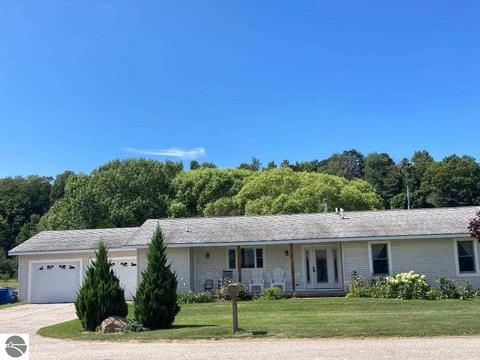 981 Washington Ave, Elberta, MI 49628 photo 1