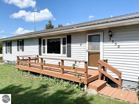 5555 E Pleasant Valley Rd, Shepherd, MI 48883 photo 2