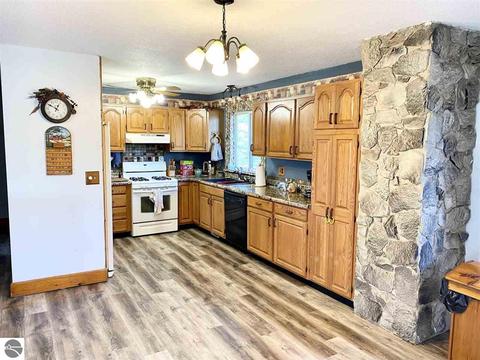5555 E Pleasant Valley Rd, Shepherd, MI 48883 photo 7