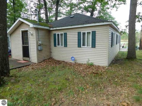 6285 Marshall Dr, Gladwin, MI 48624 photo 2