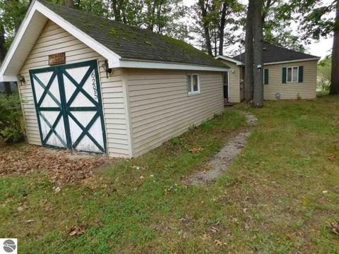 6285 Marshall Dr, Gladwin, MI 48624 photo 1