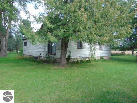 7752 W Saint Charles Rd, Sumner, MI 48889 photo 2