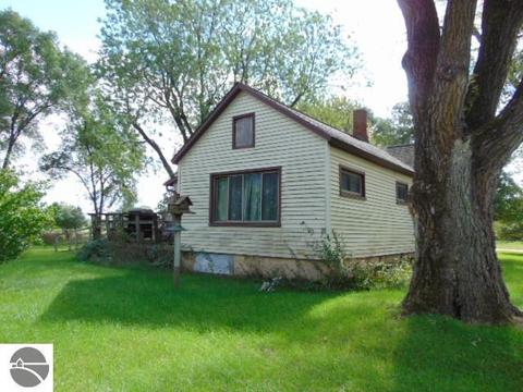 7752 W Saint Charles Rd, Sumner, MI 48889 photo 4