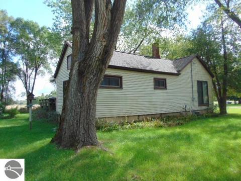 7752 W Saint Charles Rd, Sumner, MI 48889 photo 3