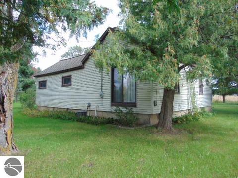 7752 W Saint Charles Rd, Sumner, MI 48889 photo 1
