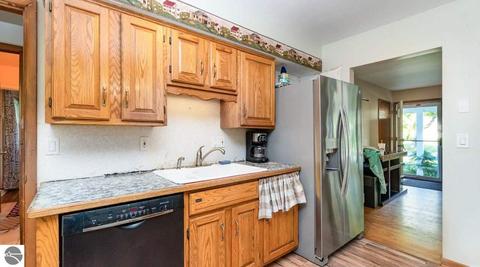 216 Pineview Dr, Alma, MI 48801 photo 7
