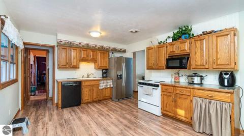 216 Pineview Dr, Alma, MI 48801 photo 6
