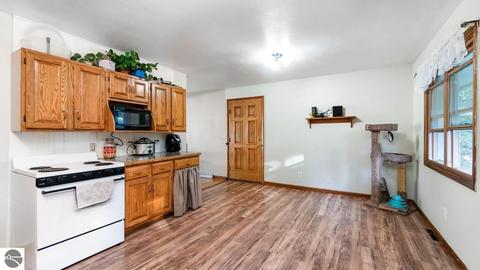 216 Pineview Dr, Alma, MI 48801 photo 5
