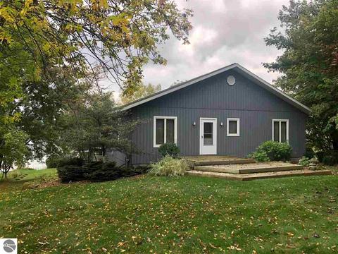 6900 E Kelenski Dr, Cedar, MI 49621 photo 2