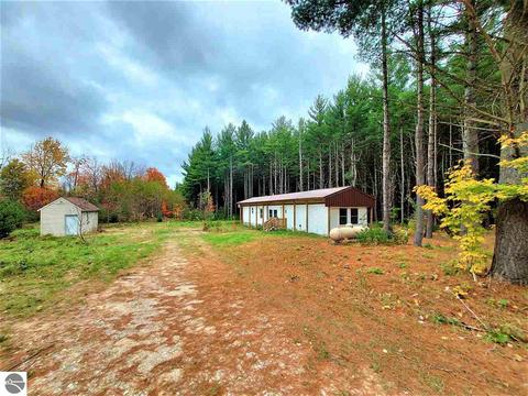 899 E 16 Rd, Mesick, MI 49668 photo 1