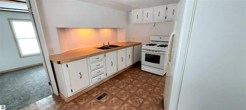 899 E 16 Rd, Mesick, MI 49668 photo 9