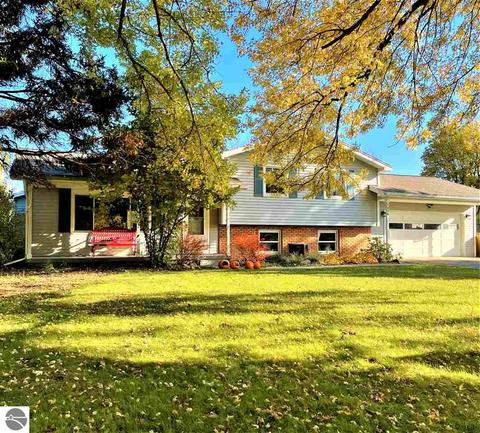 5698 Apple Valley Rd, Williamsburg, MI 49690 photo 2