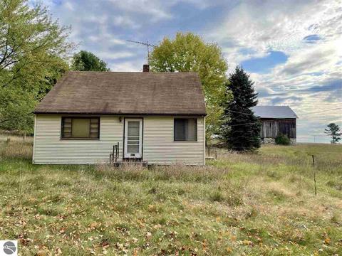 4427 Wright Rd, Bellaire, MI 49615 photo 3