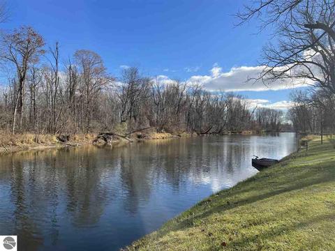 2877 Johnson Dr, Standish, MI 48658 photo 1