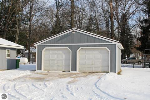 2131 Harper Dr, Harrison, MI 48625 photo 2