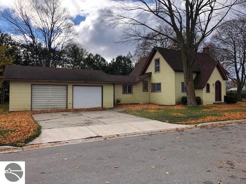 214 E Upright St, Charlevoix, MI 49720 photo 2