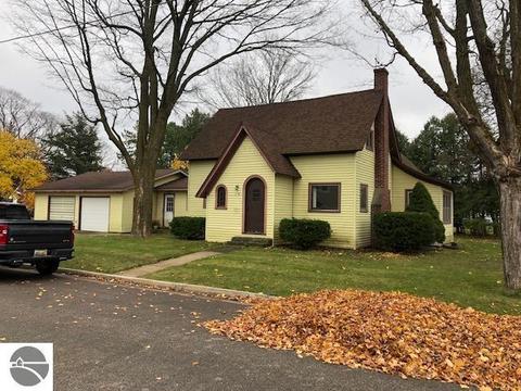 214 E Upright St, Charlevoix, MI 49720 photo 1
