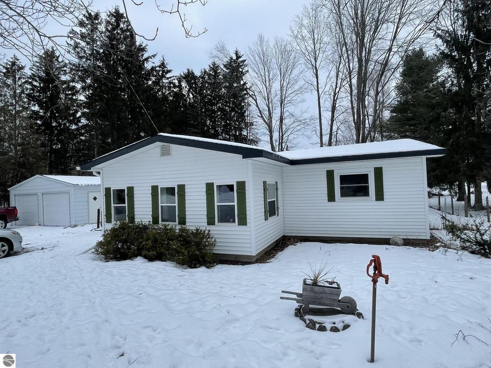 8891 S Harding Ave, Farwell, MI 48622 18 Photos MLS 1896581 Movoto