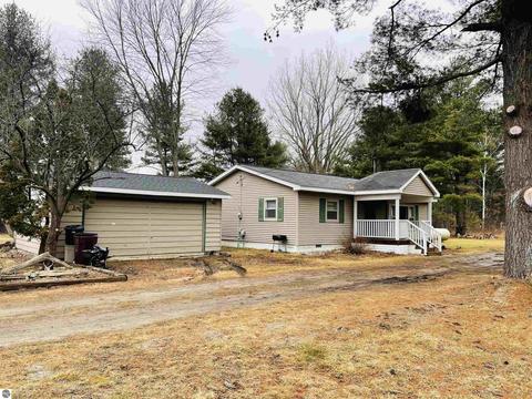 8057 E Baseline Rd, Mount Pleasant, MI 48858 photo 1