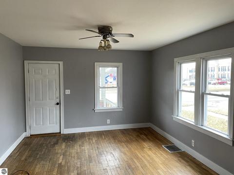 703 E High St, Mount Pleasant, MI 48858 photo 2
