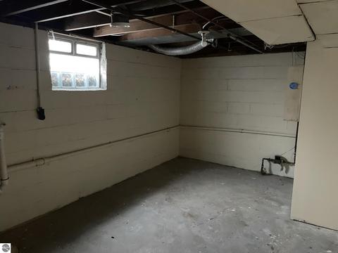 703 E High St, Mount Pleasant, MI 48858 photo 10