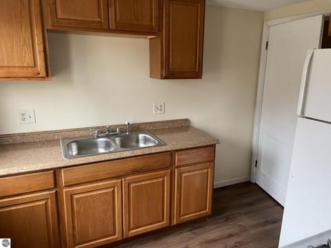 703 E High St, Mount Pleasant, MI 48858 photo 4
