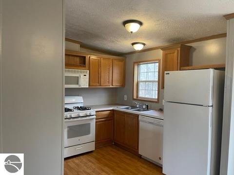 8221 Crest Ln, Mesick, MI 49668 photo 2