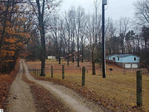 1236 Tamarack Rd, Edmore, MI 48829 photo 1