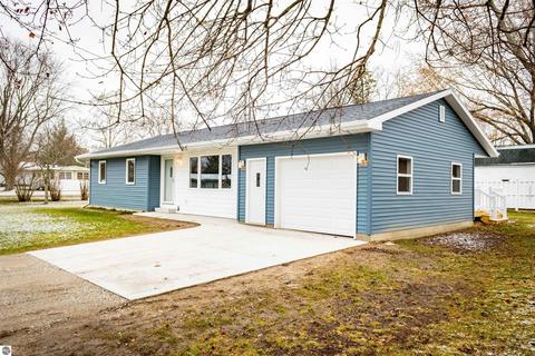 401 N 5th St, Shepherd, MI 48883 photo 1