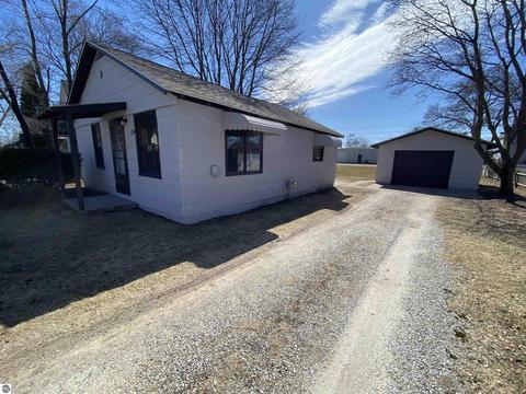 124 E Beech, Gladwin, MI 48624 photo 2