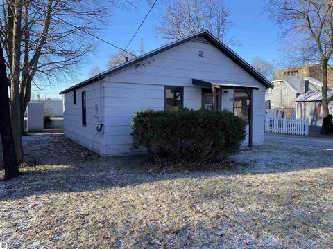 124 E Beech, Gladwin, MI 48624 photo 1
