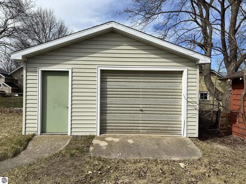 209 E Sixth, Clare, MI 48617 photo 9