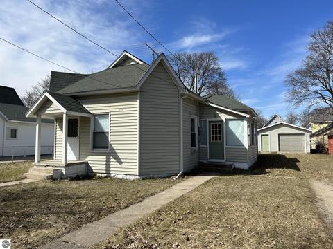 209 E Sixth, Clare, MI 48617 photo 2