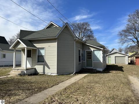 209 E Sixth, Clare, MI 48617 photo 1